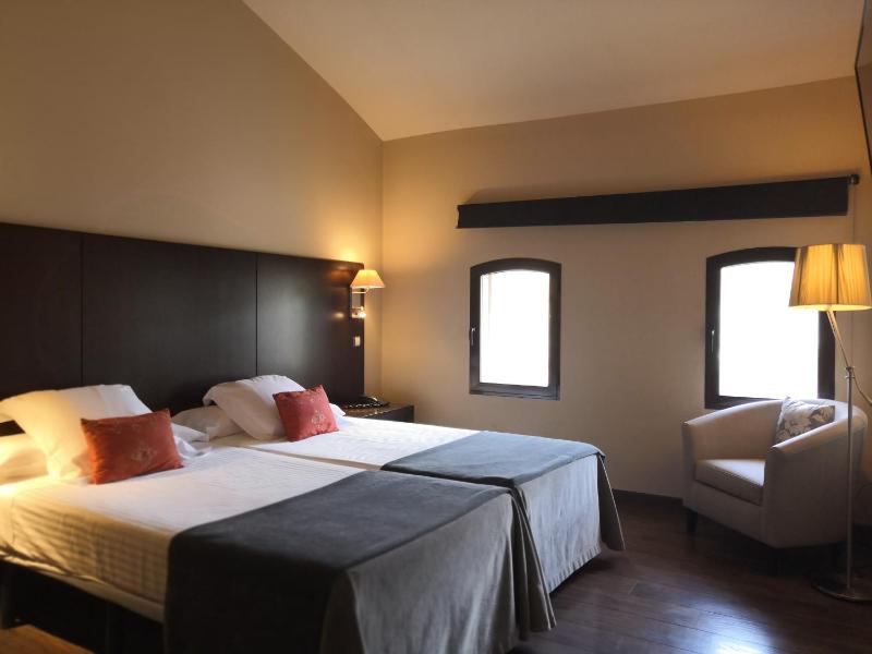Twin Room image 3