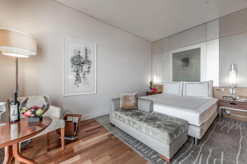  Swiss Business Advantage Room, King Bed image 2
