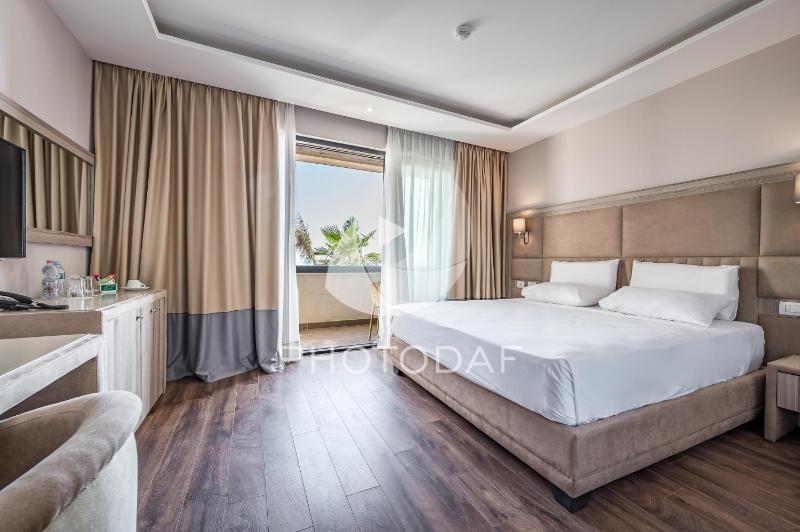 Standard Double or Twin Room with Sea View image 2