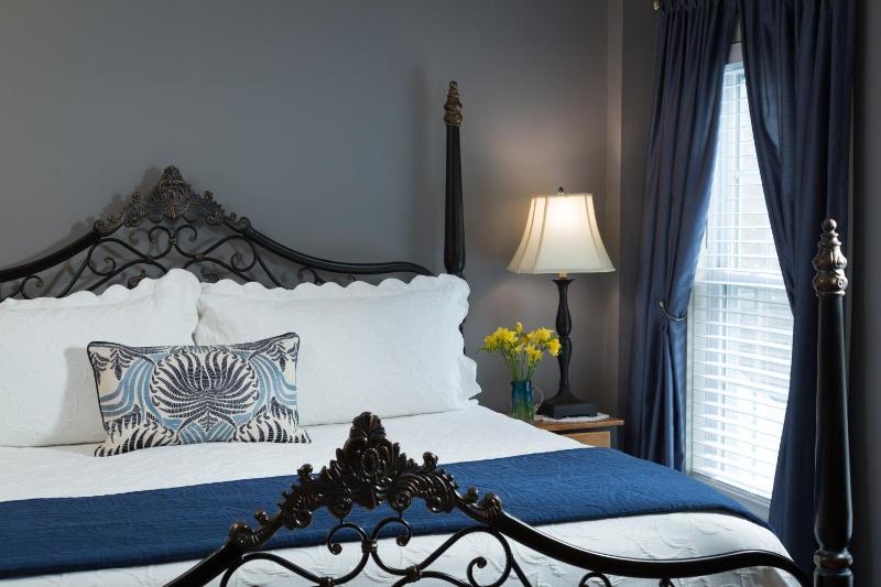 Deluxe King Suite image 3