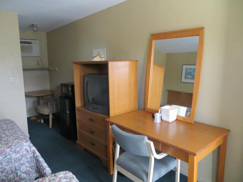 Queen Room with Two Queen Beds - Non-Smoking image 3