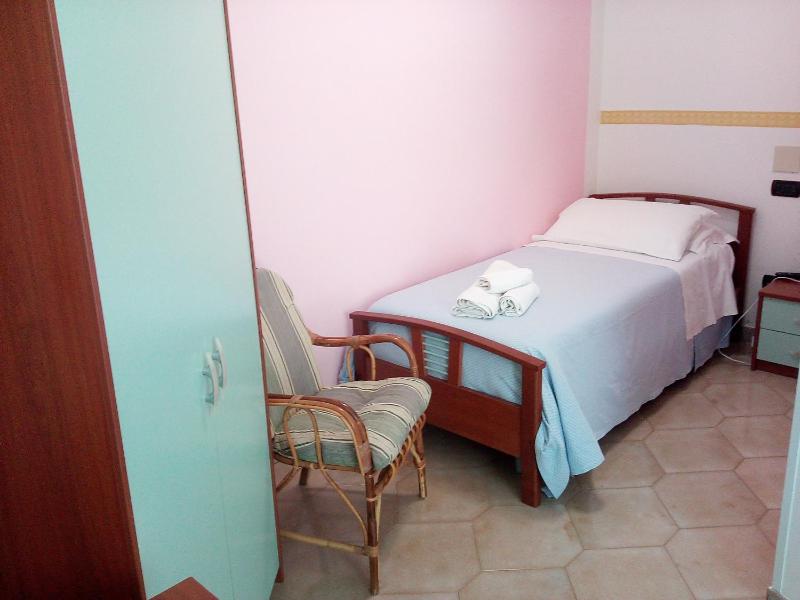 Small Single Room image 3