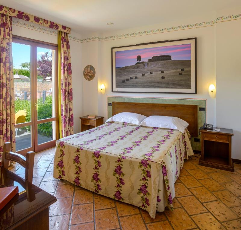 Double Room with Patio image 2