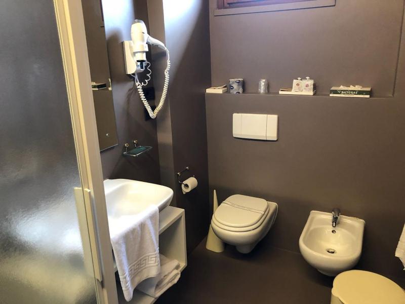 Large Single Room image 4