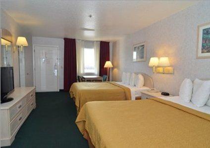 Queen Room with Two Queen Beds - Non-Smoking image 3