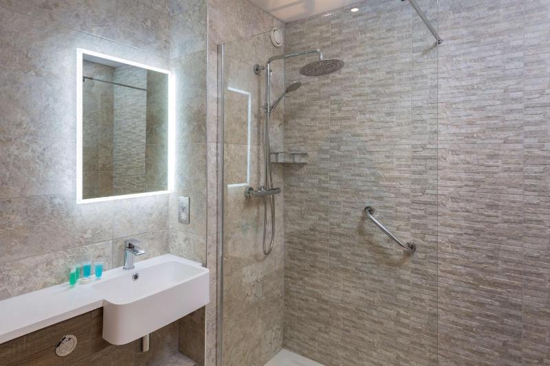 Standard Twin Room image 3