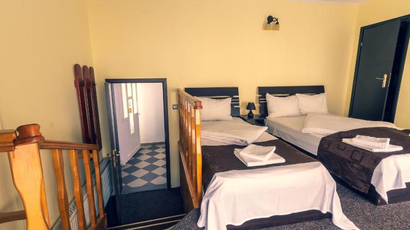 Standard Triple Room image 4