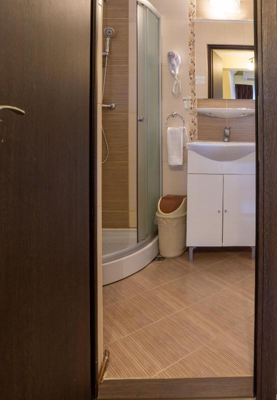Standard Triple Room image 2