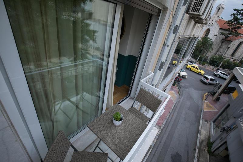 One-Bedroom Apartment image 4