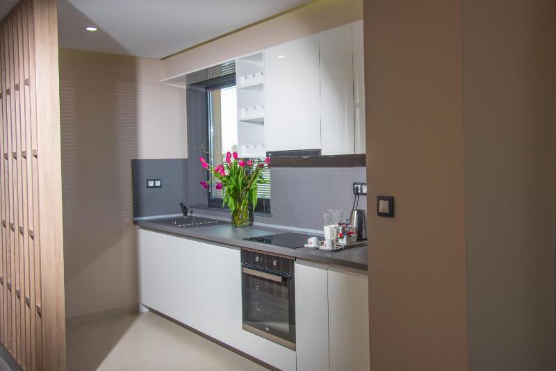 Premier Apartment with Terrace - Free Parking and Wifi image 3