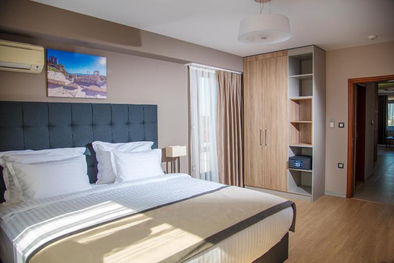 Premier Apartment with Terrace - Free Parking and Wifi image 4