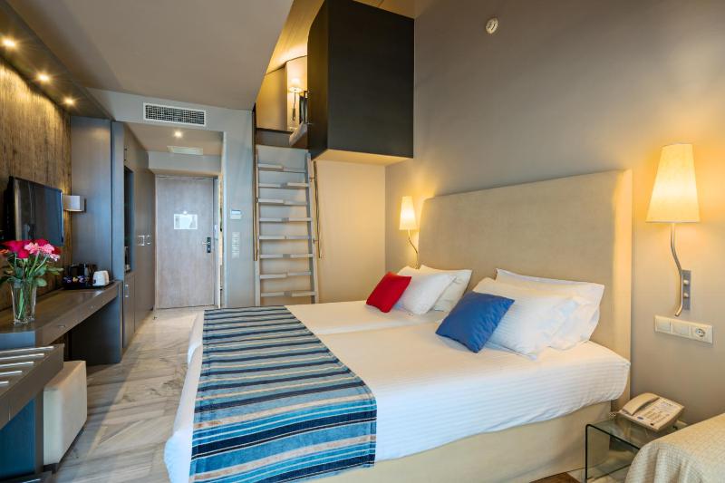 Deluxe Suite with Sea View image 4