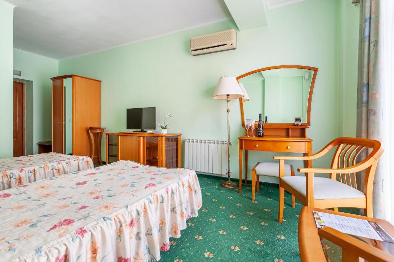 Standard Twin Room image 2