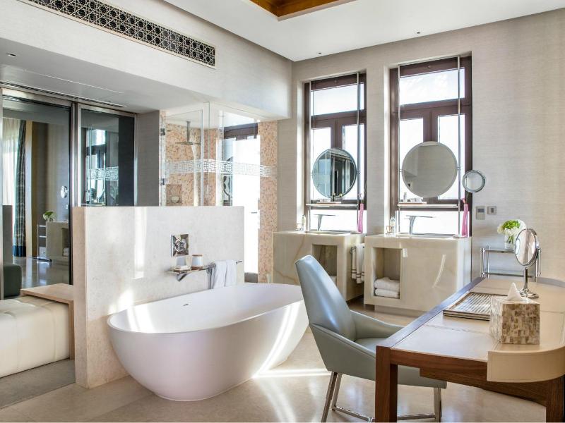 Presidential Ocean View Suite - with airport transfers, suite benefits and beach club access image 4