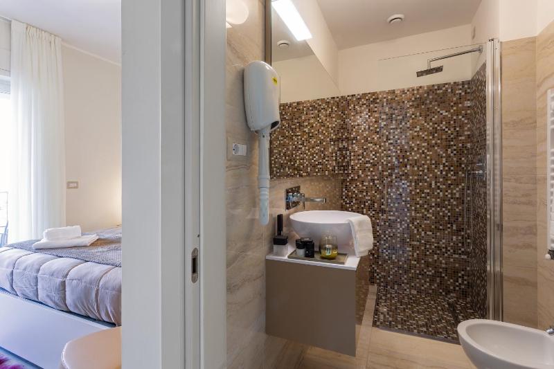 Single Room image 4