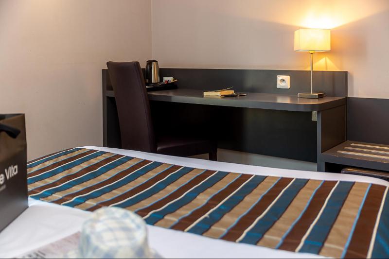 Standard Double Room image 4