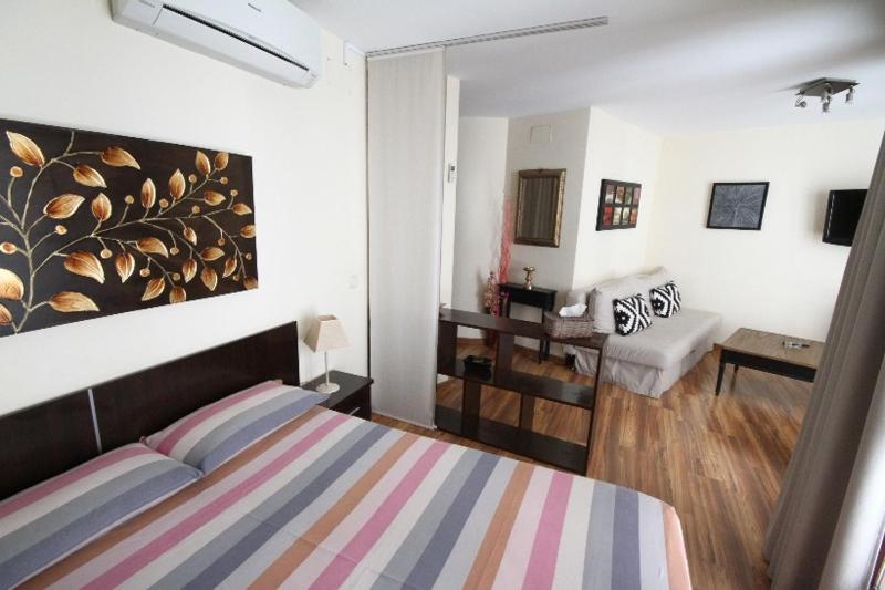 Family Room image 2