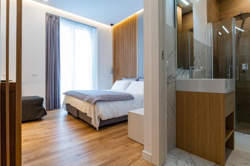 Deluxe Room with Balcony image 1