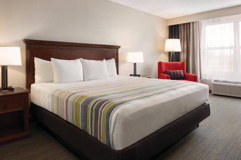 One-Bedroom King Suite with Sofa Bed image 3