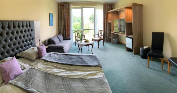 Double Room with Garden View image 3