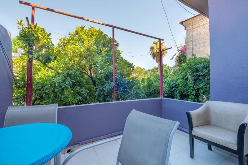 Double Room with Balcony image 4