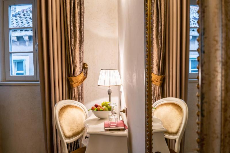 Deluxe Double Room image 4