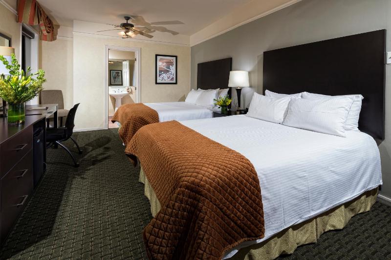 Deluxe Queen Room with Two Queen Beds image 4
