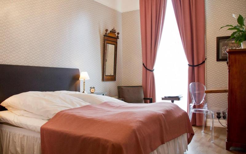 Double Room image 3