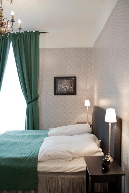 Classic Twin Room image 4