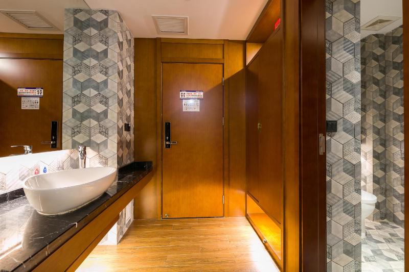 All Seasons Lodge Western Breakfast&Lift&Free Laundry &Book tickets &Downtown Location and Experienced tour guide service - image 7