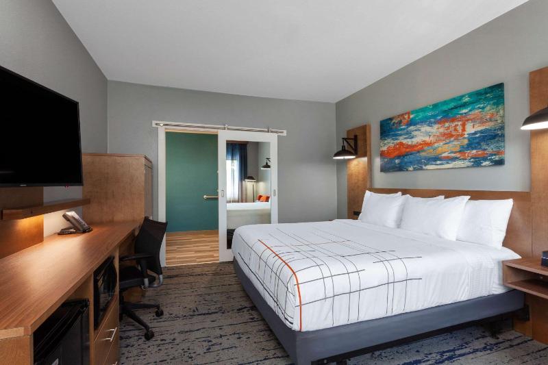 King Room with Pool View - Non-Smoking image 3