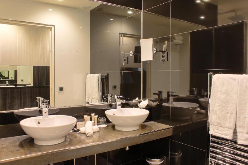 Deluxe Double or Twin Room image 3