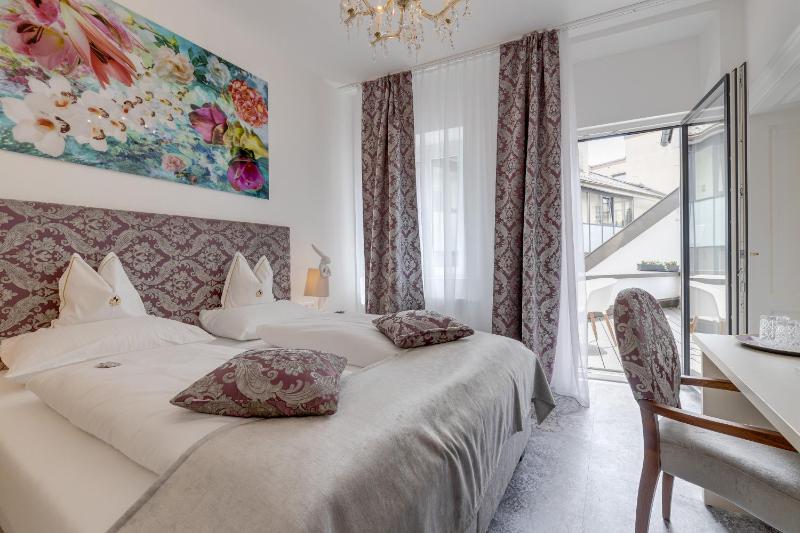 Deluxe Double Room with Balcony image 2