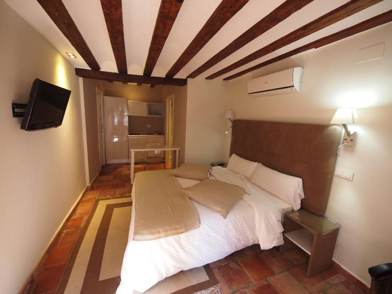 Double or Twin Room with Private Bathroom image 2