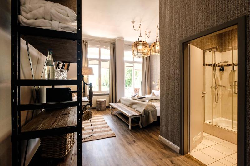 Superior Double Room with Balcony image 3