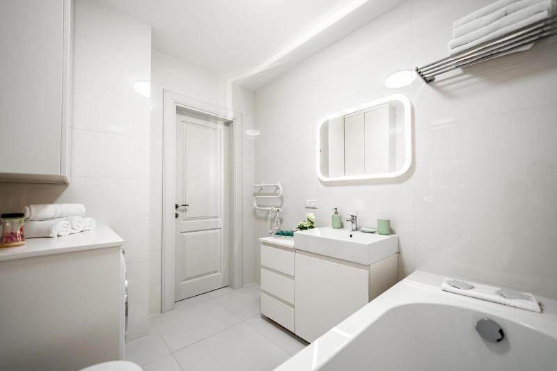 One-Bedroom Apartment image 2