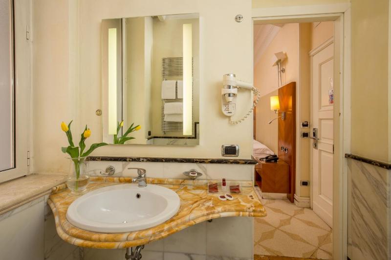 Double or Twin Room image 4