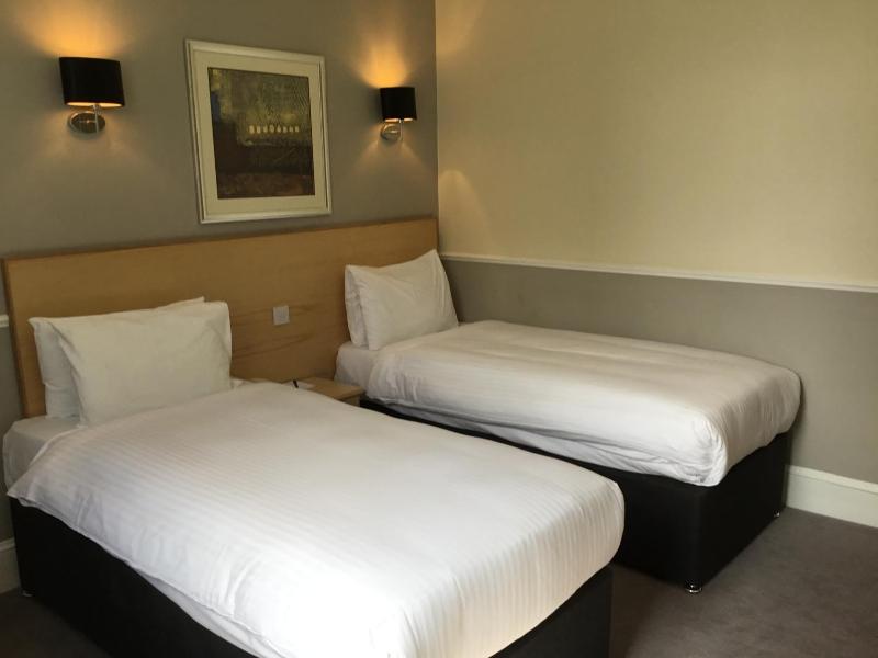 Twin Room image 4