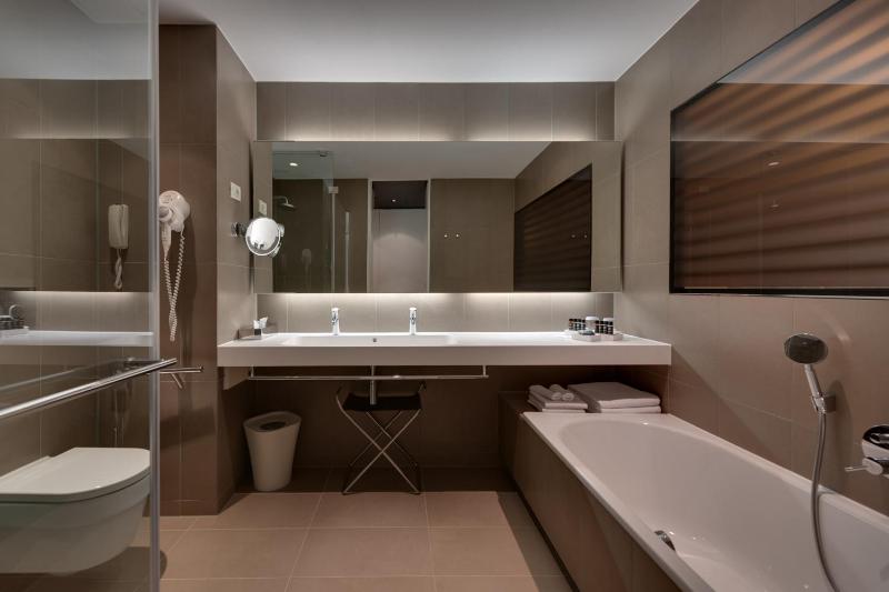 Deluxe Plunge Pool Room image 2