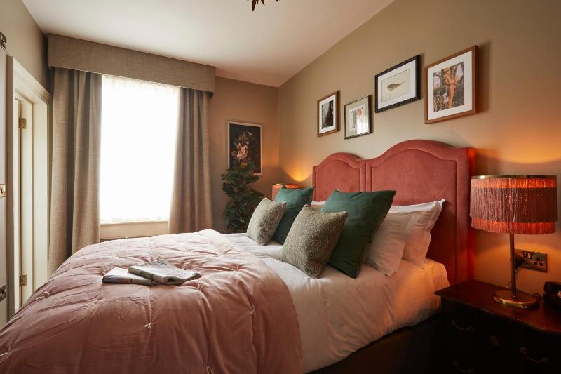 Large Double Room image 1