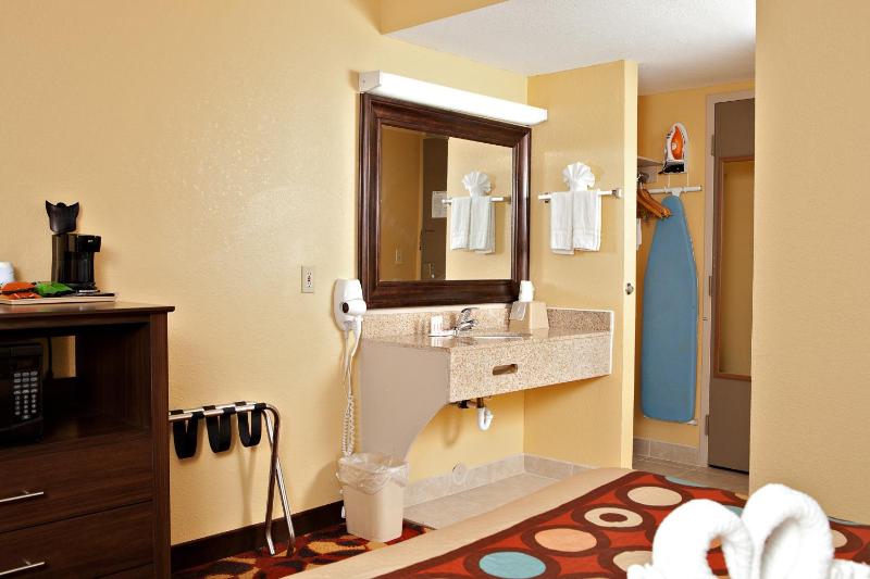 King Pet-Friendly Room with One King Bed - Second Floor - Non-Smoking image 4