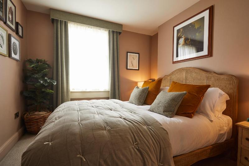 Large Double Room image 3