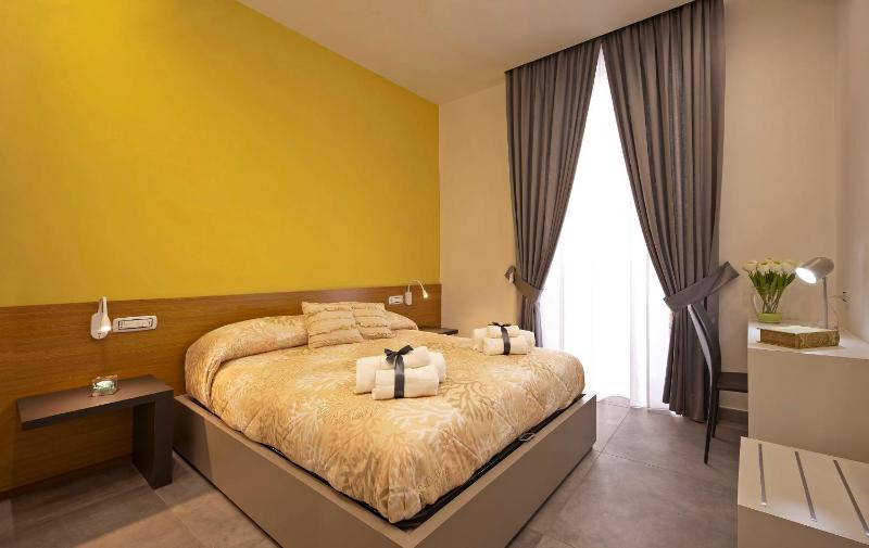Deluxe Double Room with Balcony image 1