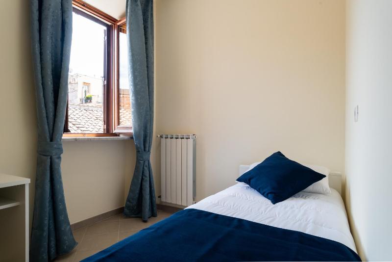 Classic Quadruple Room image 3