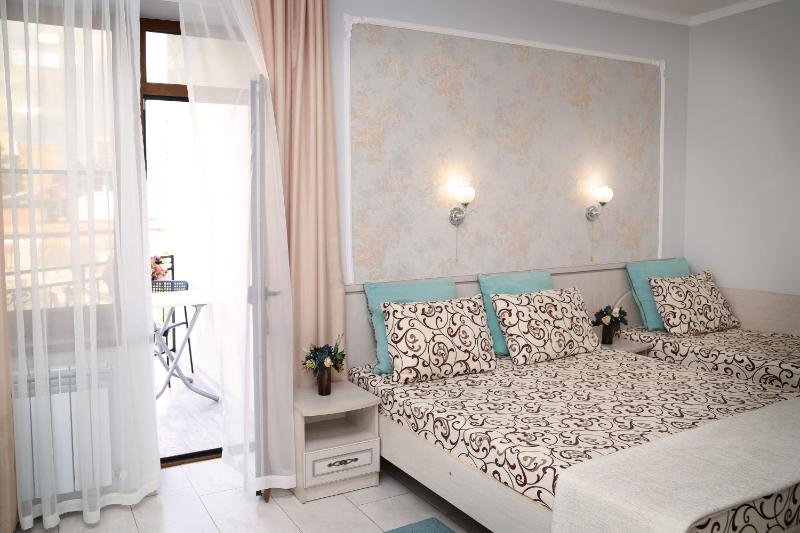 Superior Triple Room image 3