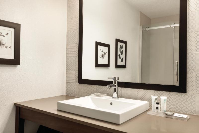 Queen Studio Suite with Two Queen Beds - Non-Smoking image 2