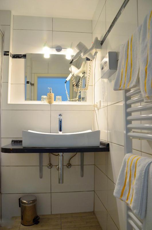 Standard Room with Queen Size Bed image 3