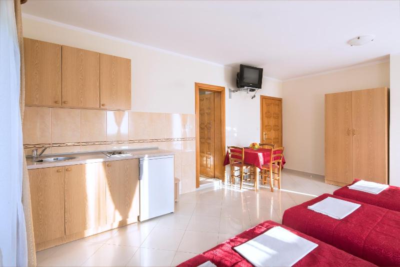 Studio (4 Adults) image 3