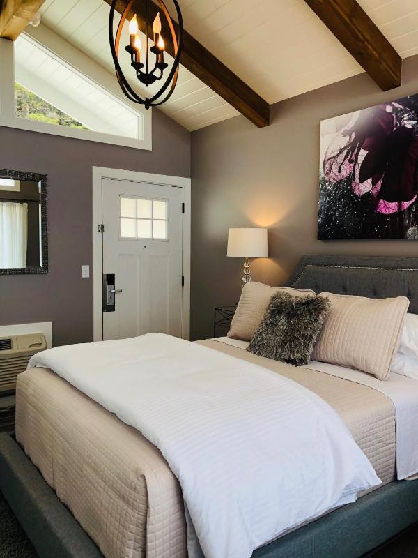 Deluxe Queen Room image 2