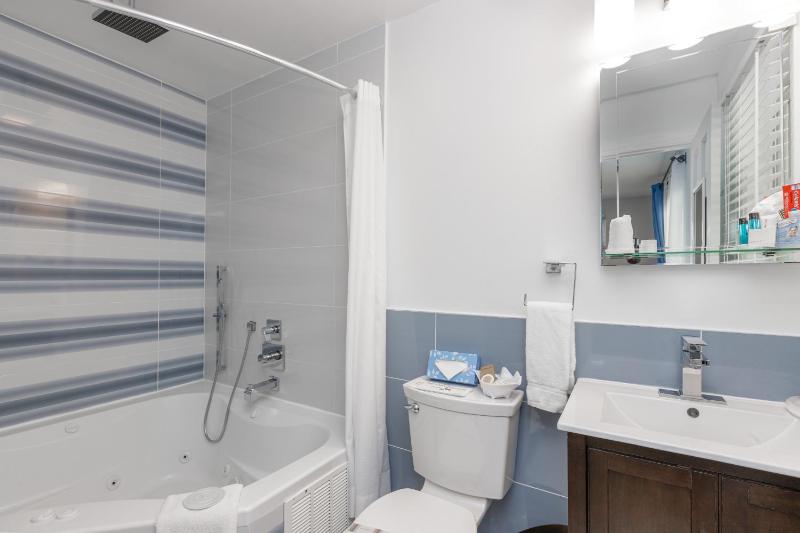 King Room with Spa Bath image 2